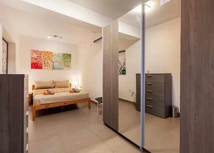 Corner View Apartment *