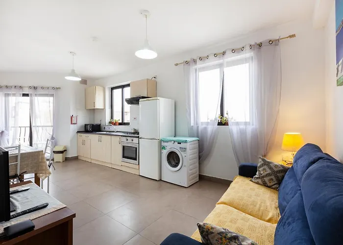 Corner View Apartment *